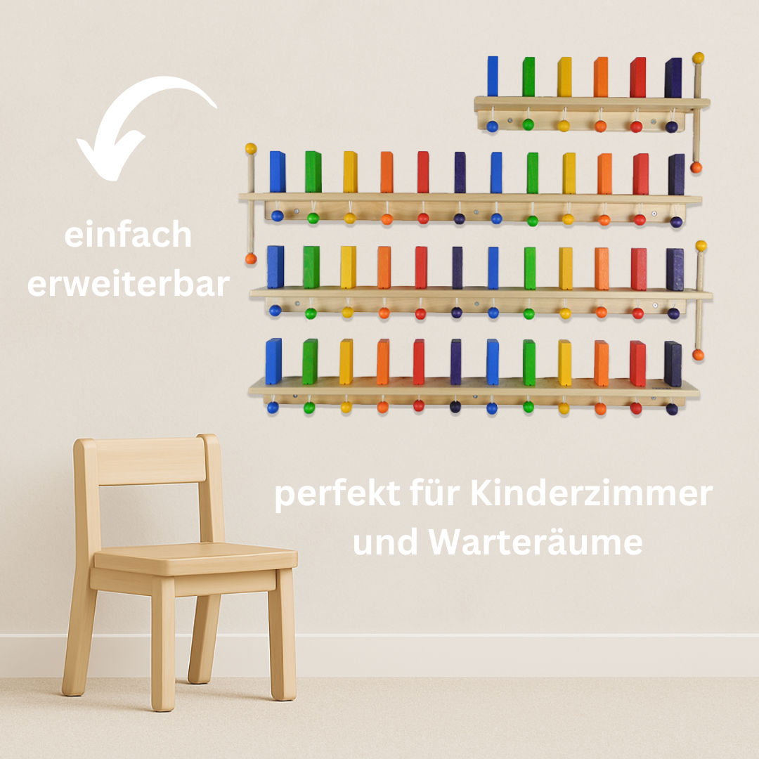 Handgefertigtes Wanddomino aus Holz mit farbigen Steinen und Kugelgriffen – platzsparendes Motorikspielzeug für Kinderzimmer oder Kita.