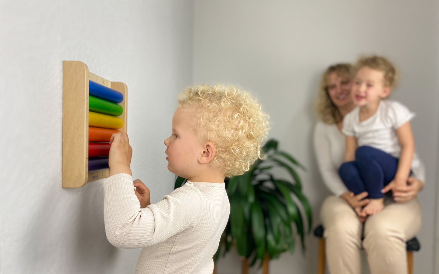 FRIDLIN Wandrollbrett aus Holz – montessori-inspiriertes Spielzeug für Kinder zur Förderung der Entwicklung, ideal fürs Kinderzimmer oder die Kita.