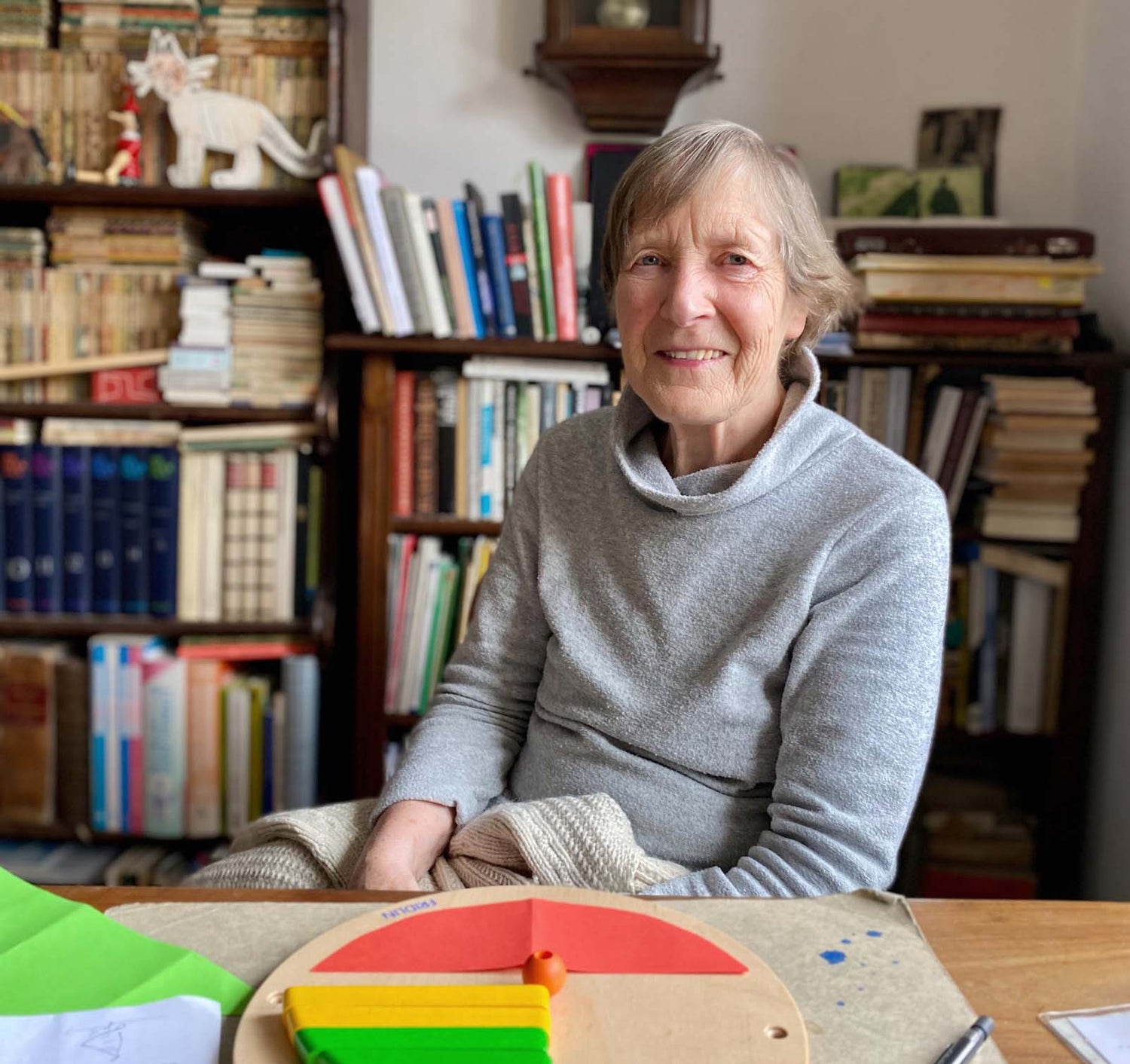 FRIDLIN-Designerin Dr. Fridlind Siebrecht in ihrem kreativen Arbeitsumfeld, umgeben von Büchern und Spielideen.