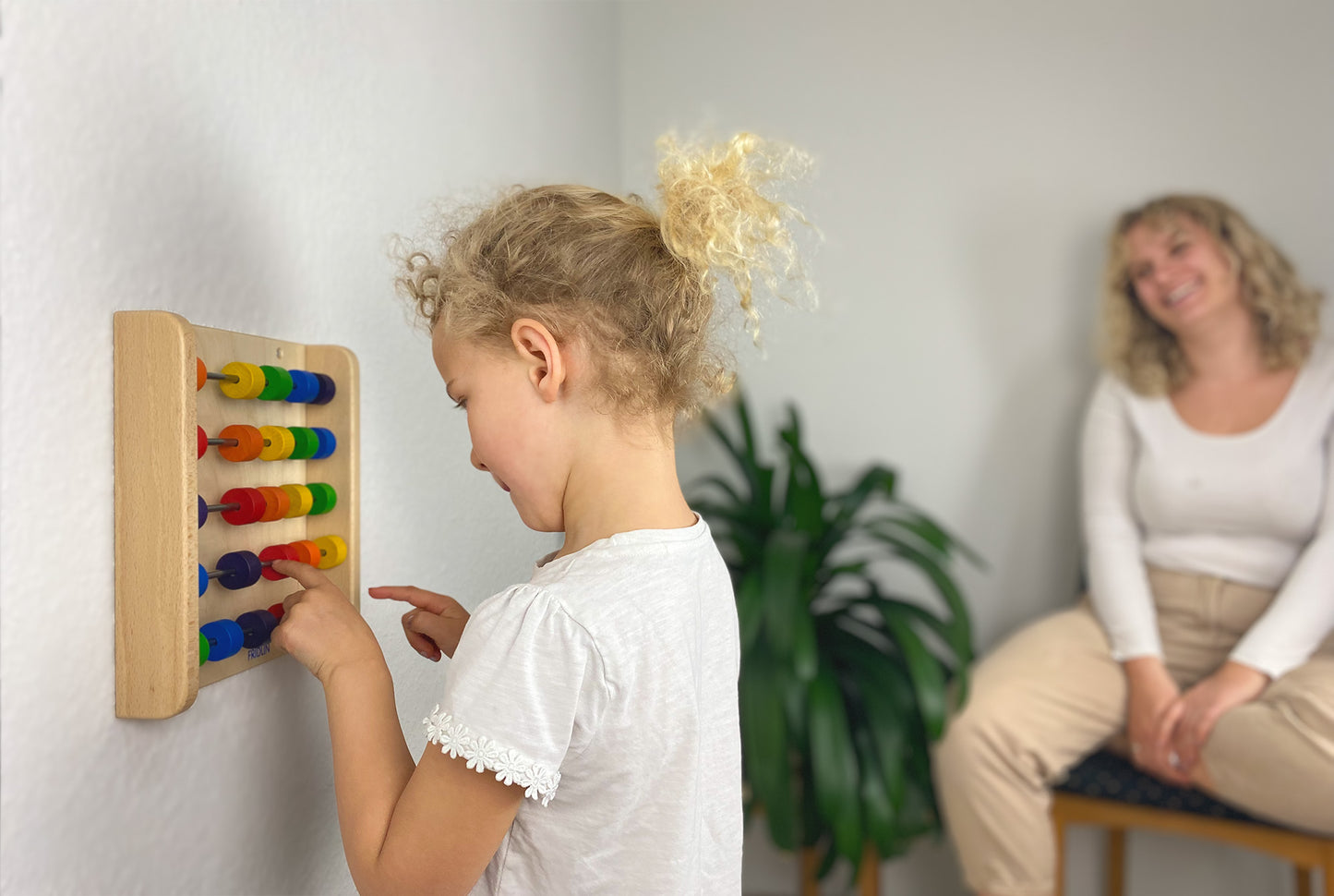 FRIDLIN Abakus – montessori-inspiriertes Holzspielzeug für Kinder, ideal zur Förderung von Zahlenverständnis, Farbenlernen und motorischen Fähigkeiten.