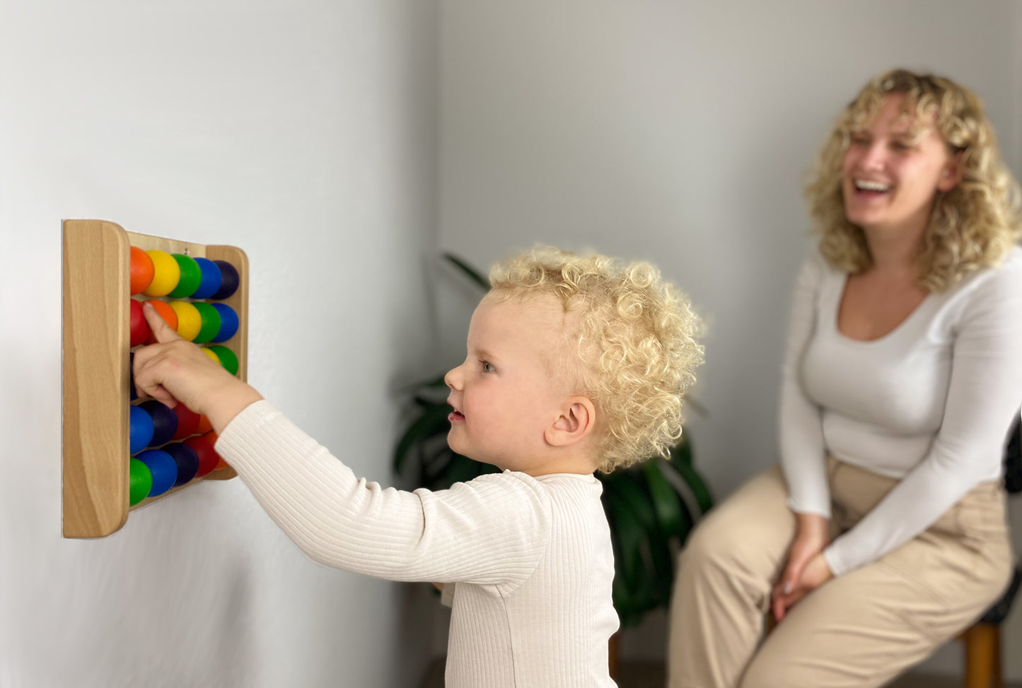 Nachhaltiges Kugelrollbrett aus Holz von FRIDLIN – platzsparendes Wandspiel für das Kinderzimmer oder die Kita.