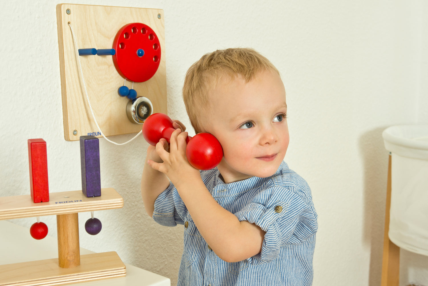 Fridlin Design Holzspielzeug. Ökologisches Telefon aus Holz für die Wand. Nachhaltigkeit und Design für Kinderkommunikation.  Spielzeug aus Holz.