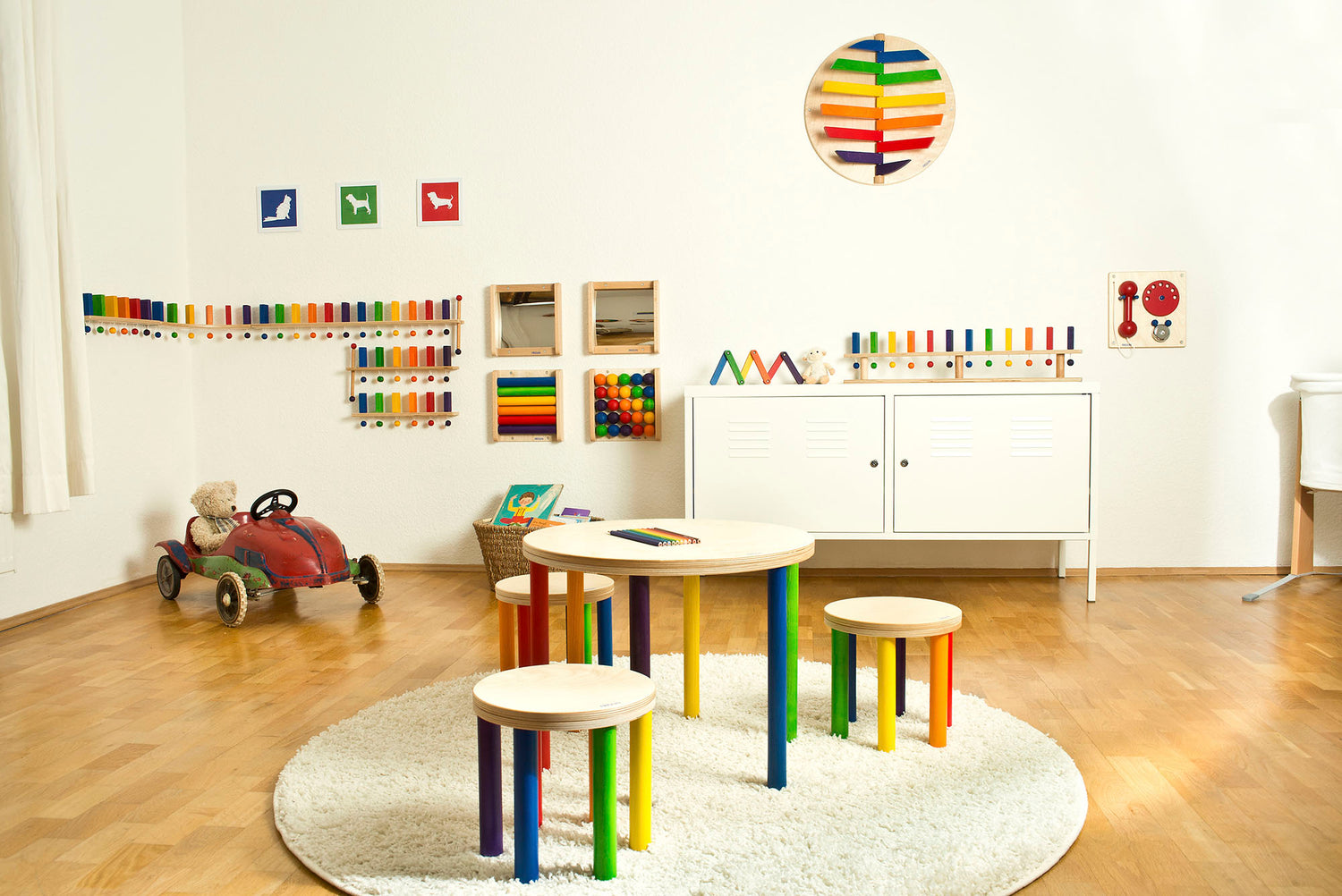 Fridlin Design Holzspielzeug und Möbel für Kinderzimmer, Kinderbetreuung, Kleinkindbeschäftigung. Perfekt für Spielzimmer und Wartebereiche.